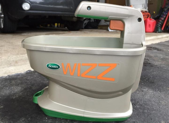 Having the portable fertilizer spreader from Scotts Wizz