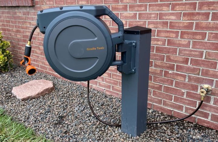 Observing the durable design of the garden hose reel