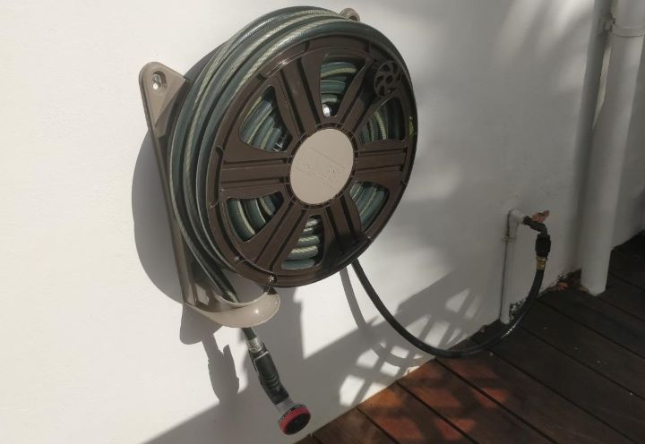 Validating how flexible the garden hose reel from Ames