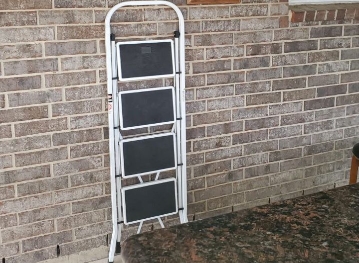 Using the foldable Delxo gardening ladder