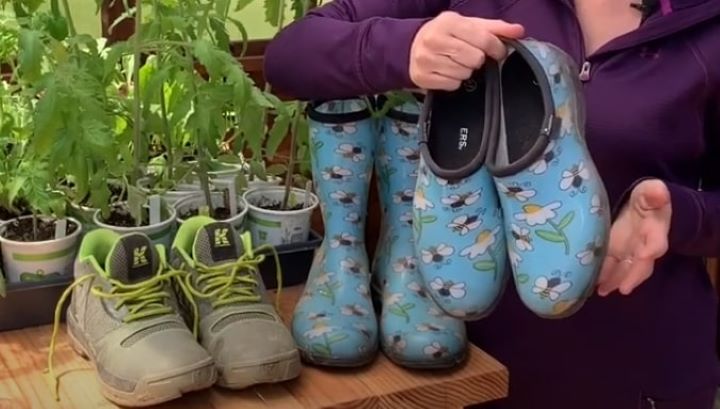Inspecting the garden clogs if it offers roomy fit and comfortability