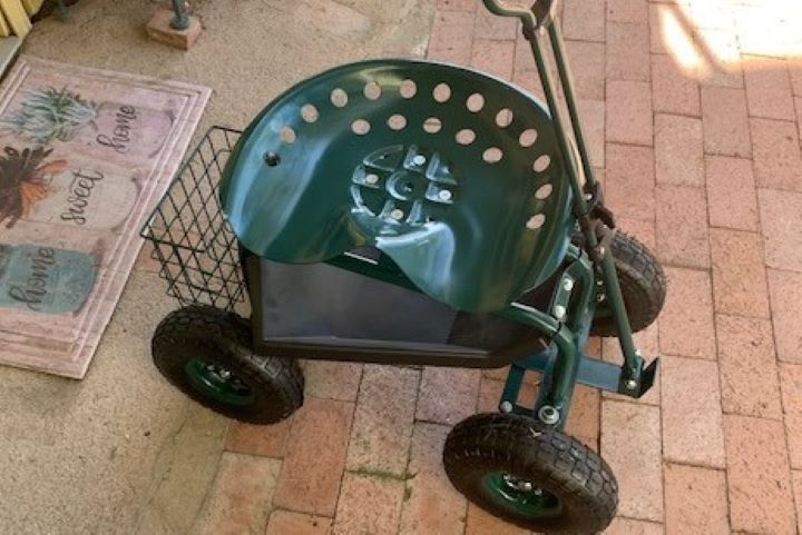 Having the portable gardening stool from Peach Tree