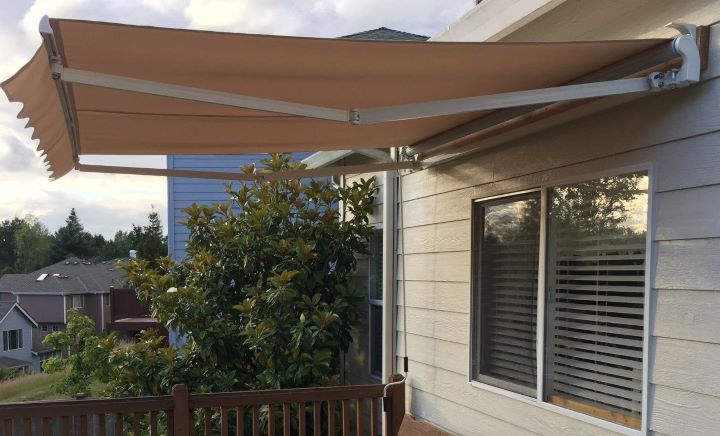 Having the retractable patio awning from Outsunny